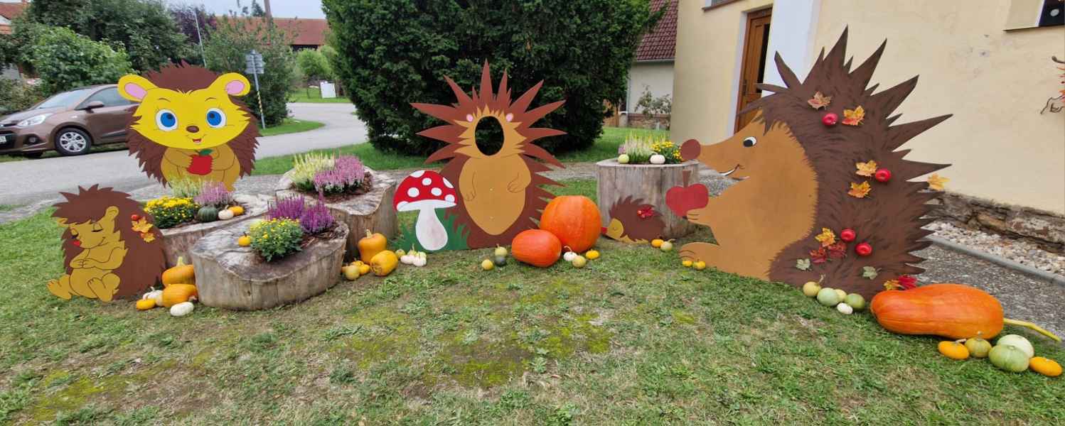 Podzimní ježčí zákoutí u kapličky