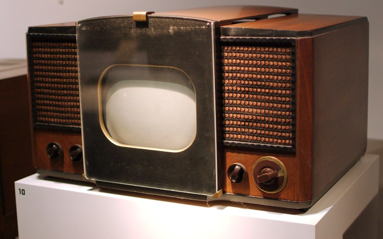 Starý televizní přístroj
